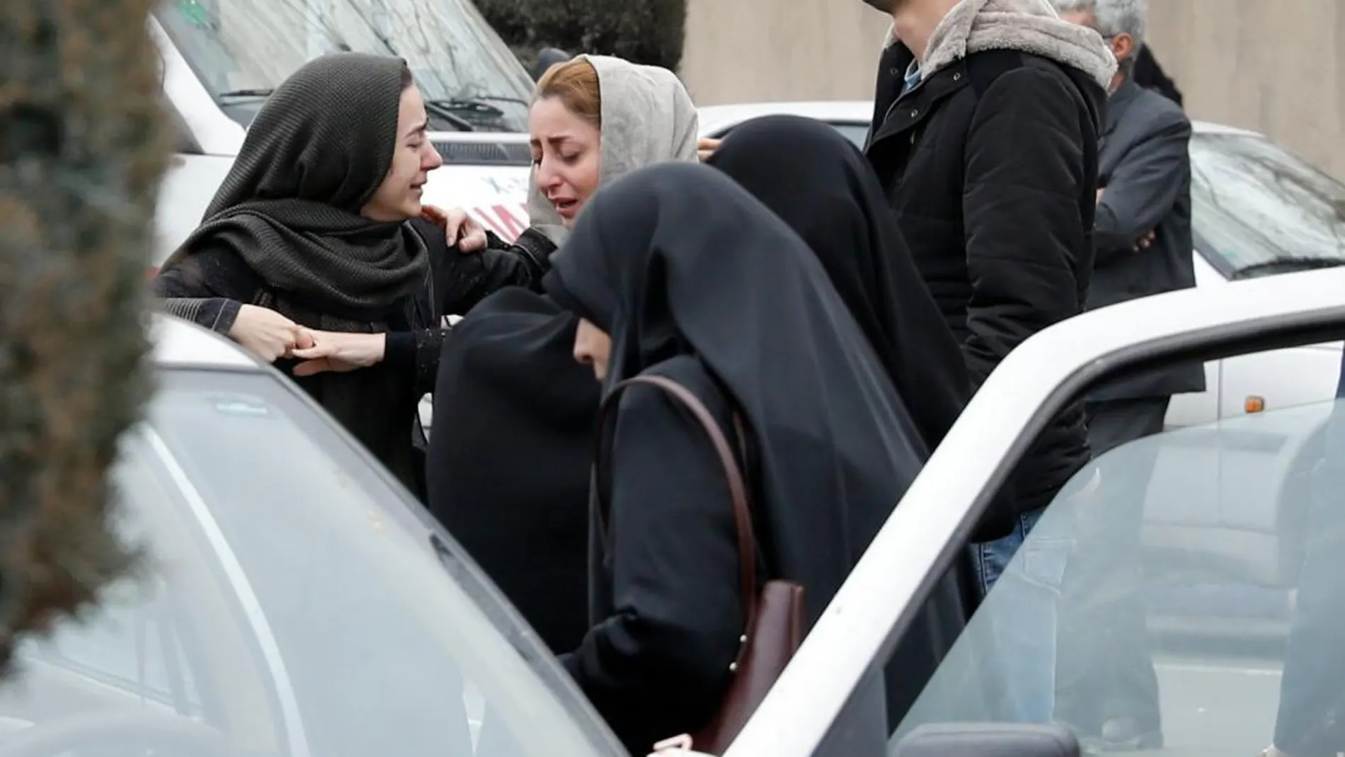 Familiares de las víctimas del avión siniestrado en Irán