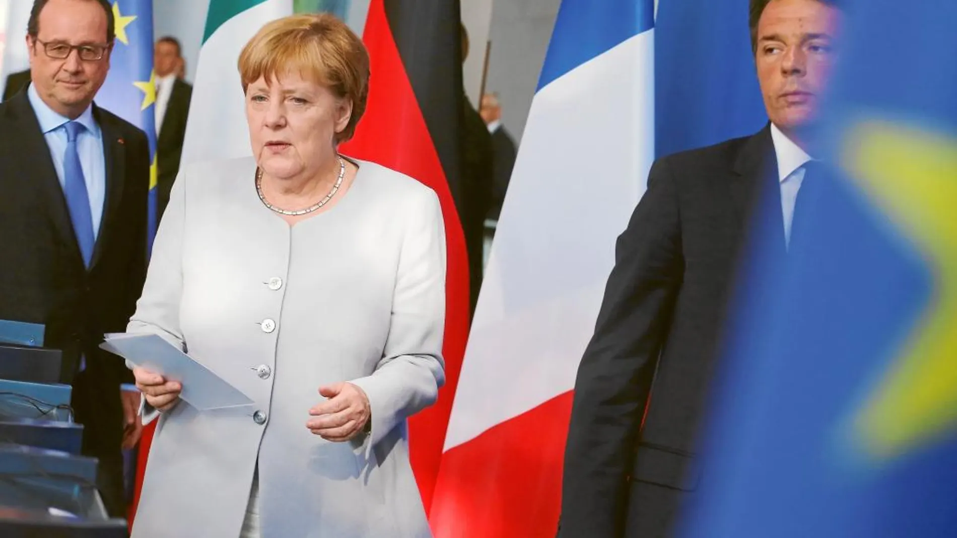 La canciller alemana, Angela Merkel, junto al francés François Hollande (izqda.) y el italiano Matteo Renzi (dcha.), ayer en Berlín