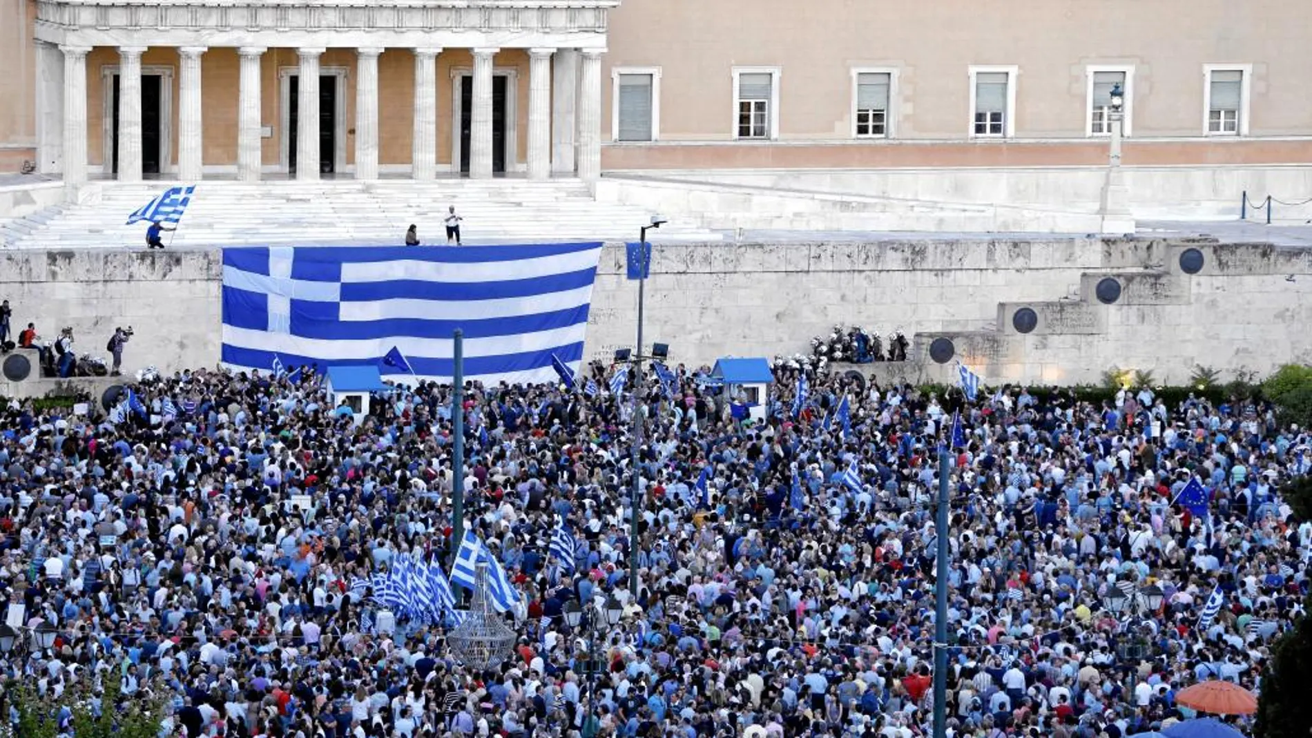Partidarios del euro, ayer, frente al Parlamento griego