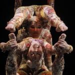 Varias artistas realizan un ejercicio en "Kooza", el último espectáculo del Circo del Sol