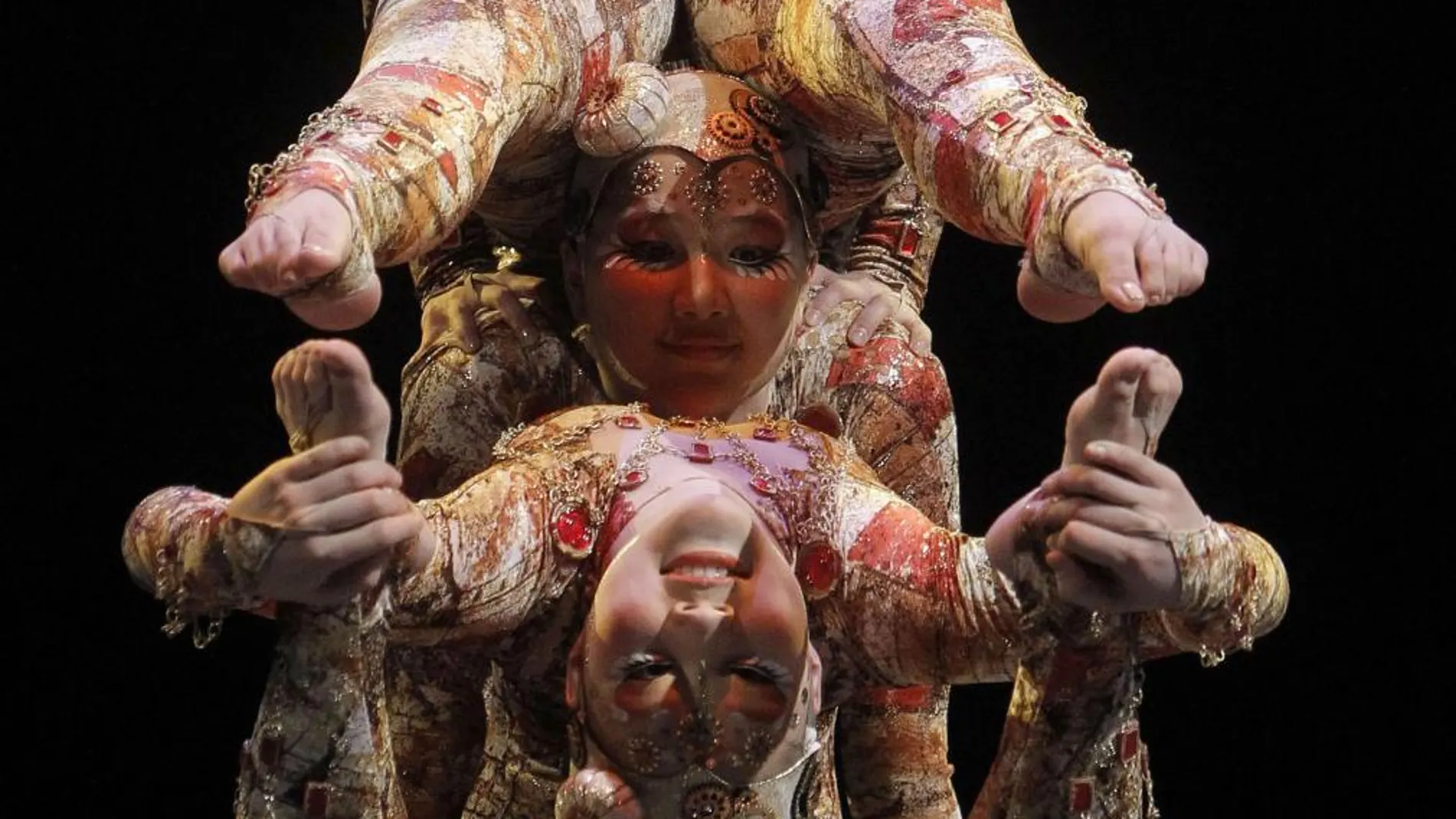 Varias artistas realizan un ejercicio en "Kooza", el último espectáculo del Circo del Sol