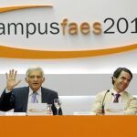 Aznar acusa al PSOE de cambiar la Constitución «por la puerta de atrás»