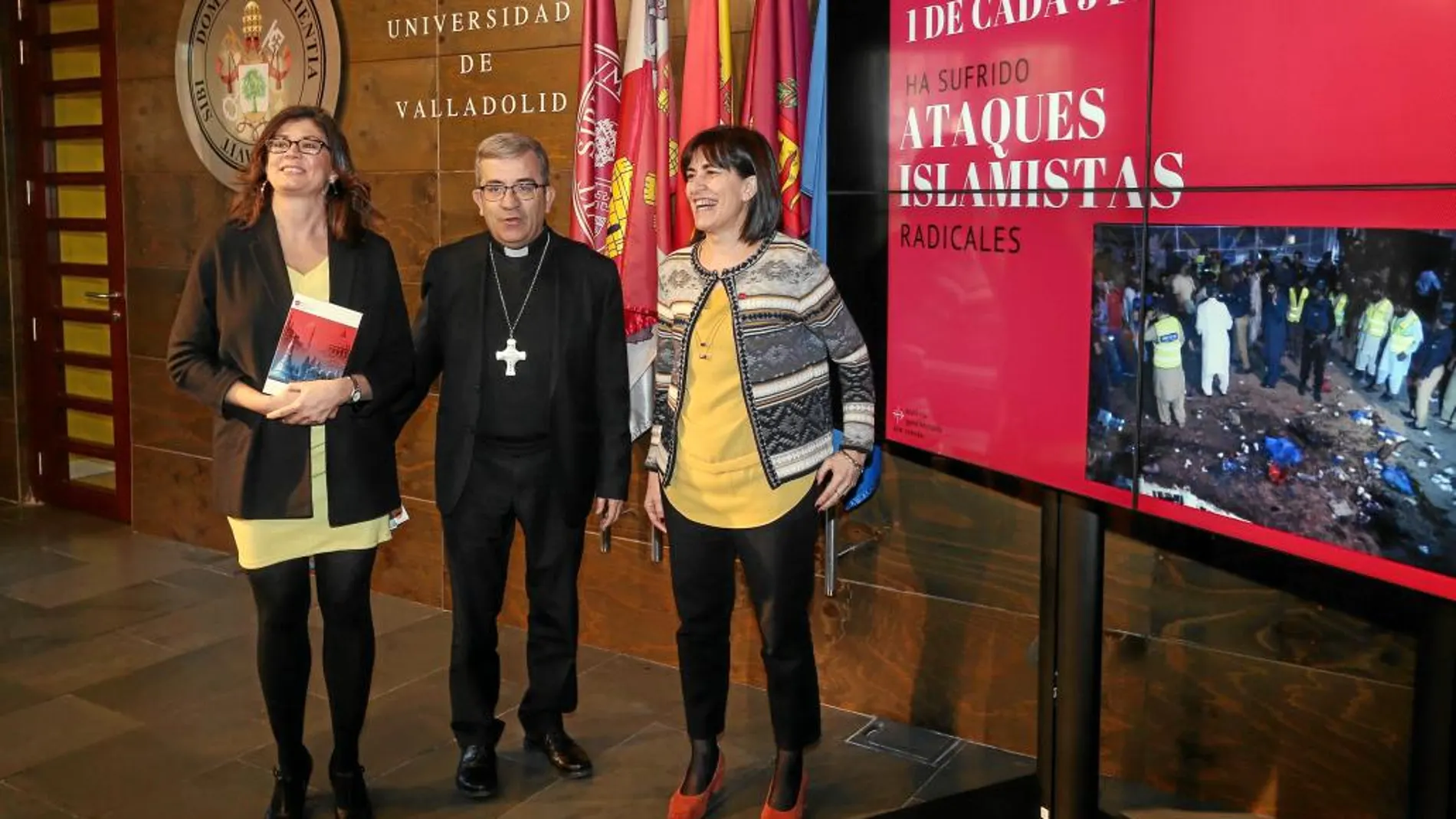 El obispo auxiliar de Valladolid, Luis Argüello, presenta el informe junto a Raquel Martín y Felicidad Viejo, de la UVa