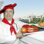 José Luis Santamaría, en Madrid, posa con algunos de los ingredientes que componen sus recetas
