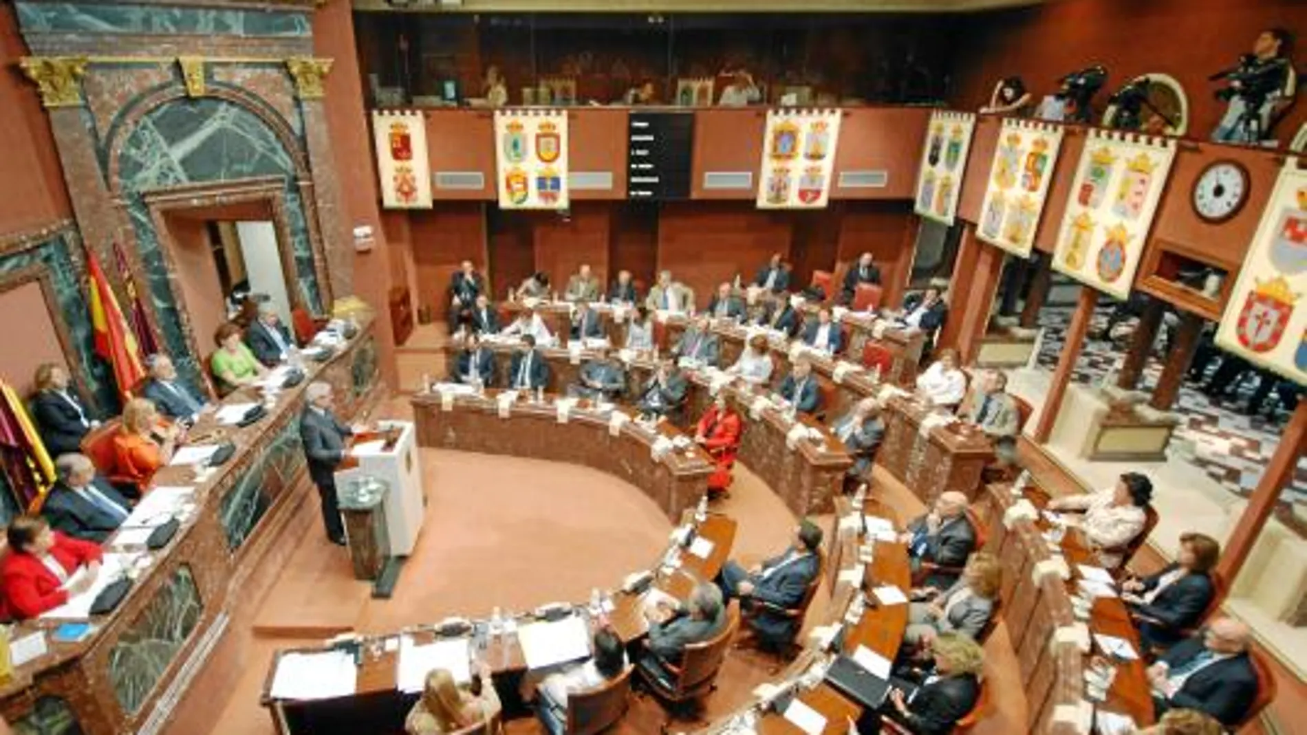 La Asamblea aprueba los recortes impuestos en el «decretazo» de ZP