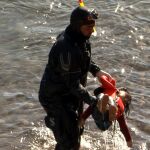 Un miembro de la Guardia Costera saca del agua el cuerpo de una niña en la costa de la isla de Lesbos