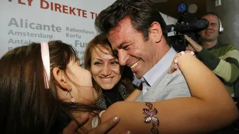 Reencuentro. El abogado Mohammad Mostafaei abraza a su mujer y a su hija