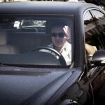 El ex presidente del Valencia CF, Amadeo Salvo, abandona la ciudad deportiva tras despedirse de la plantilla