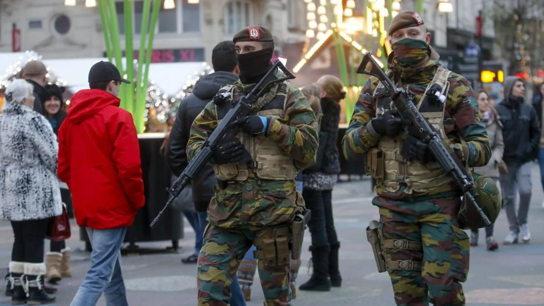 Dos soldados patrullan en el mercado navideño después de que el nivel de alerta por amenaza terrorista bajara