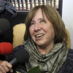 La escritora y periodista bielorrusa Svetlana Alexievich da una rueda de prensa en Minsk