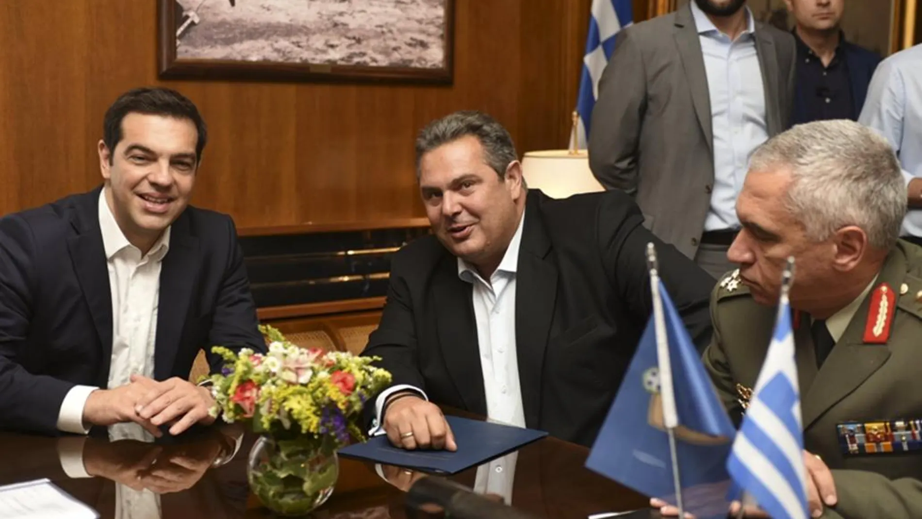 El primer ministro griego, Alexis Tsipras con el ministro de Defensa, Panos Kammenos