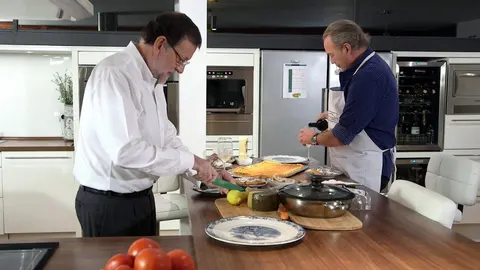 Fotografía facilitada por RTVE del presidente del Gobierno, Mariano Rajoy, en el programa de la 1 "En la tuya o en la mía"