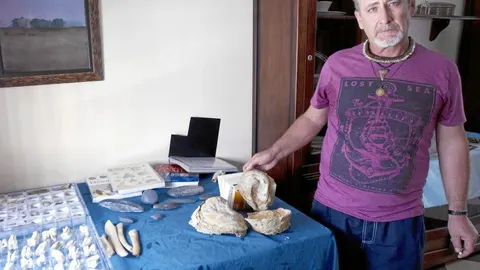 Manuel González Blanco posa junto a los restos hallados en su pueblo