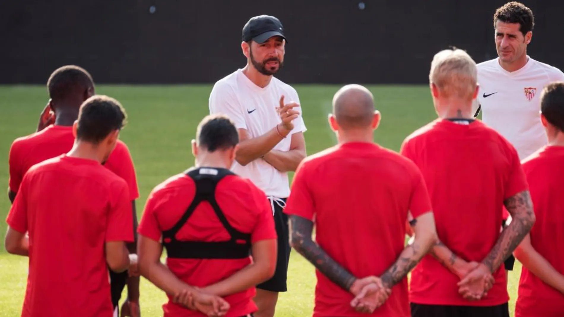 El entrenador del Sevilla, Pablo Machín, dirige unas palabras al equipo