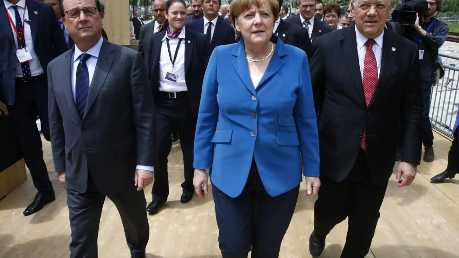 El presidente suizo Johann Schneider-Ammann, el presidente francés François Hollande y la canciller alemana Angela Merkel asisten a la ceremonia de inauguración