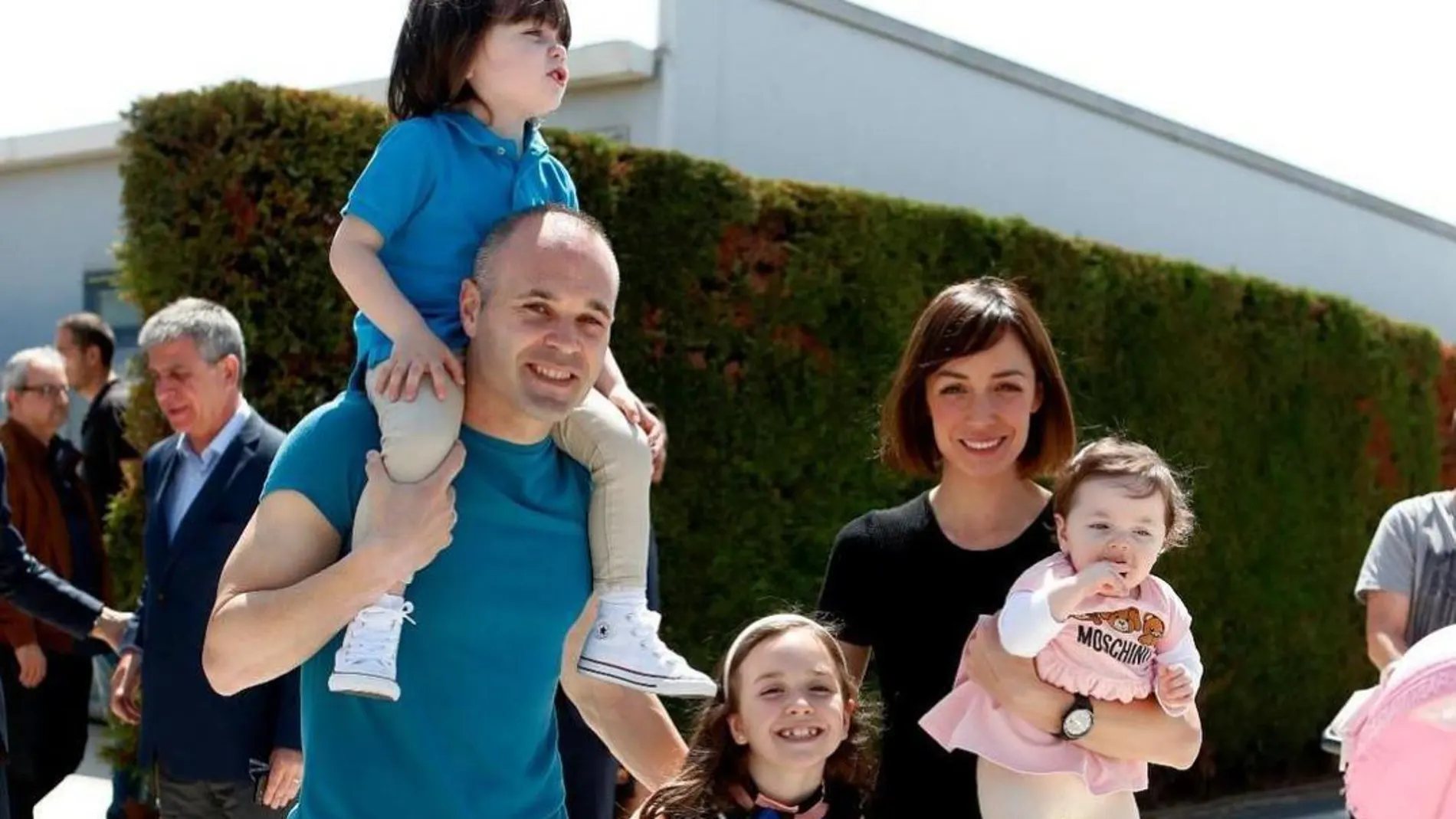 Iniesta y su mujer, Anna Ortiz, junto a sus tres hijos. Instagram