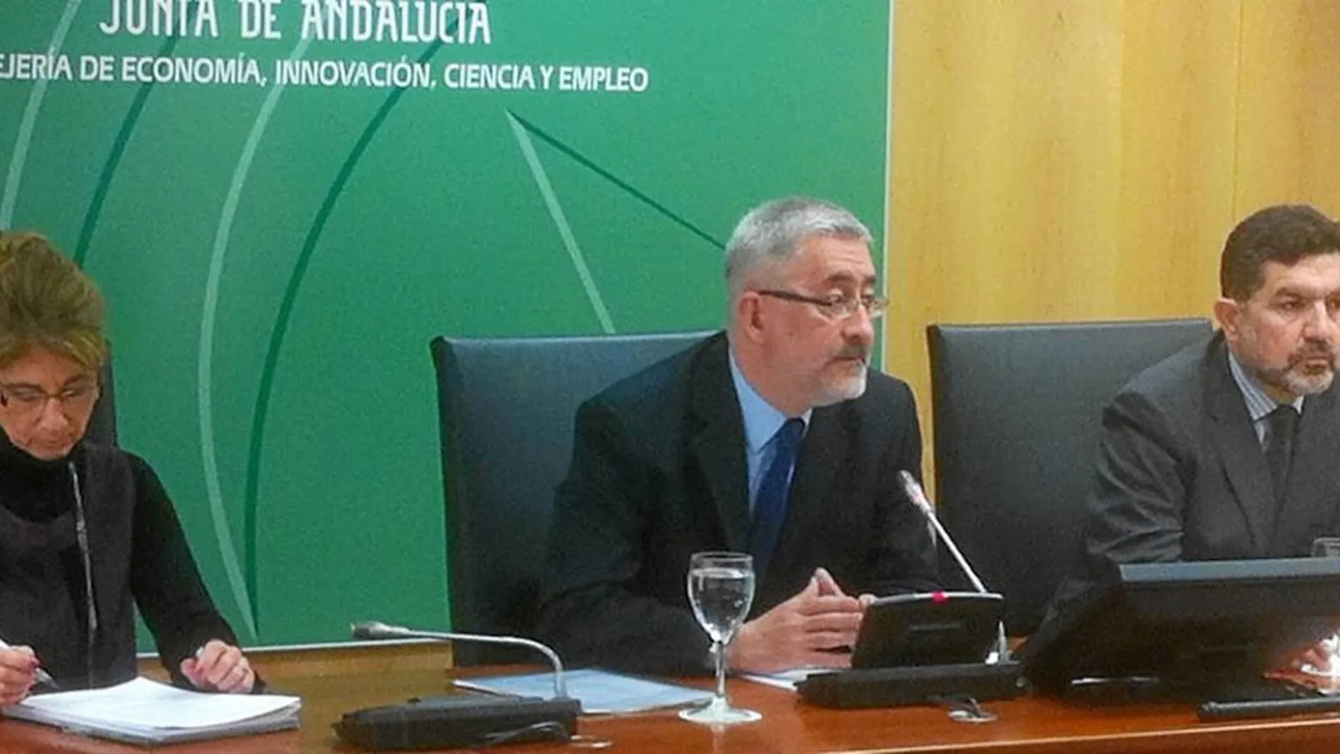 Antonio Ávila, junto a Gaspar Llanes, secretario general de Economía, y Patricia Eguilior