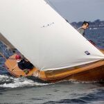 El Rey Juan Carlos navega por primera vez con el nuevo «Bribón» en Pontevedra
