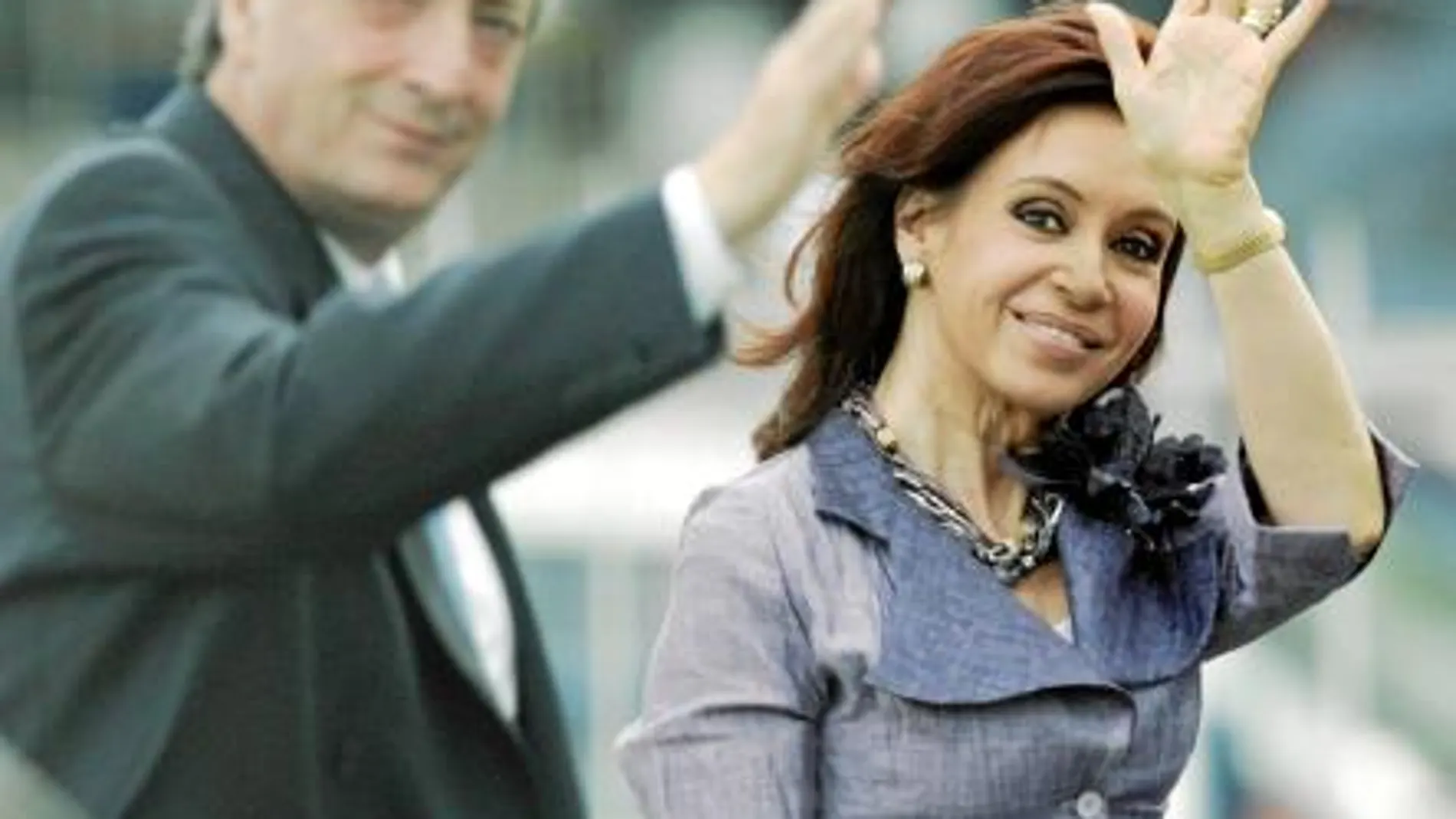 Cristina Fernández llega a la Casa Rosada para tomar posesión en 2007, junto a Néstor Kirchner