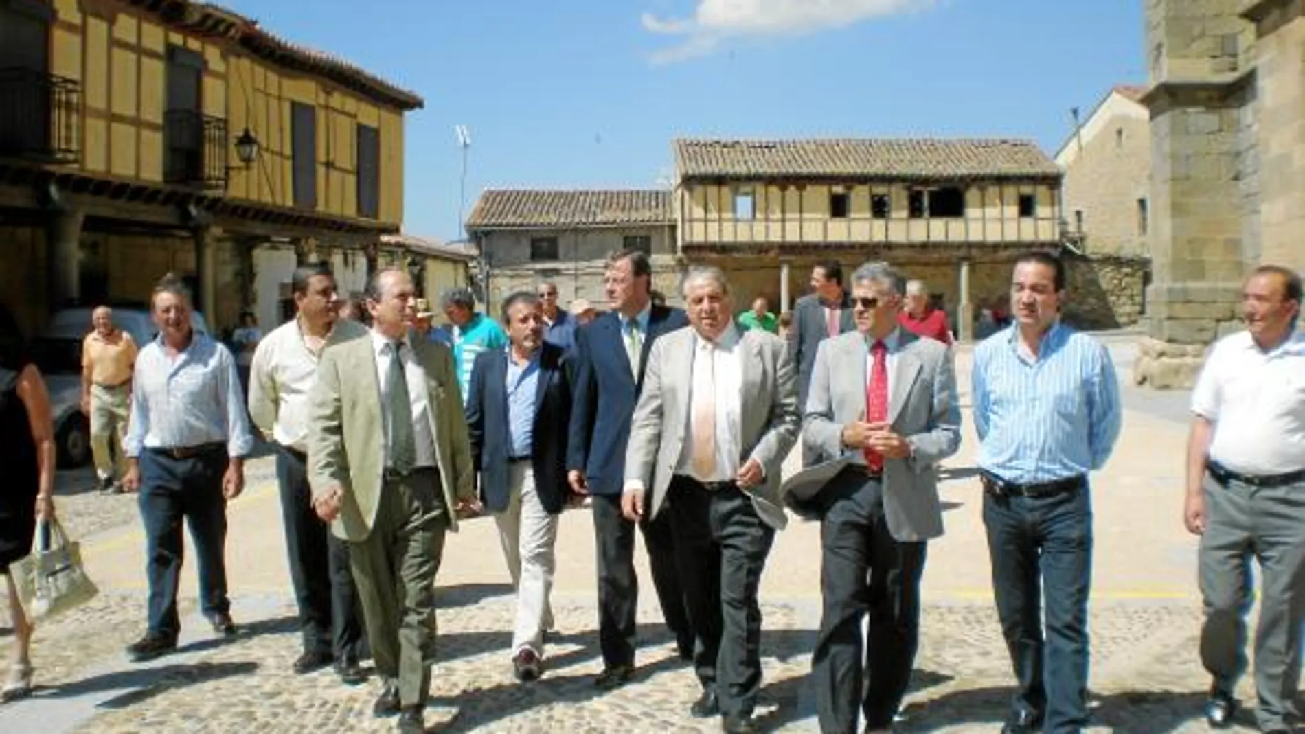 El consejero de Fomento, Antonio Silván, en una reciente visita a la zona rehabilitada de Arévalo, en Ávila
