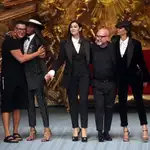  Monica Bellucci y Naomi Campbell desfilan para «la familia» D&G en Milán