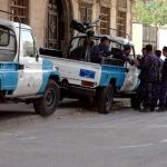Una patrulla monta guardia en una calle de Saná