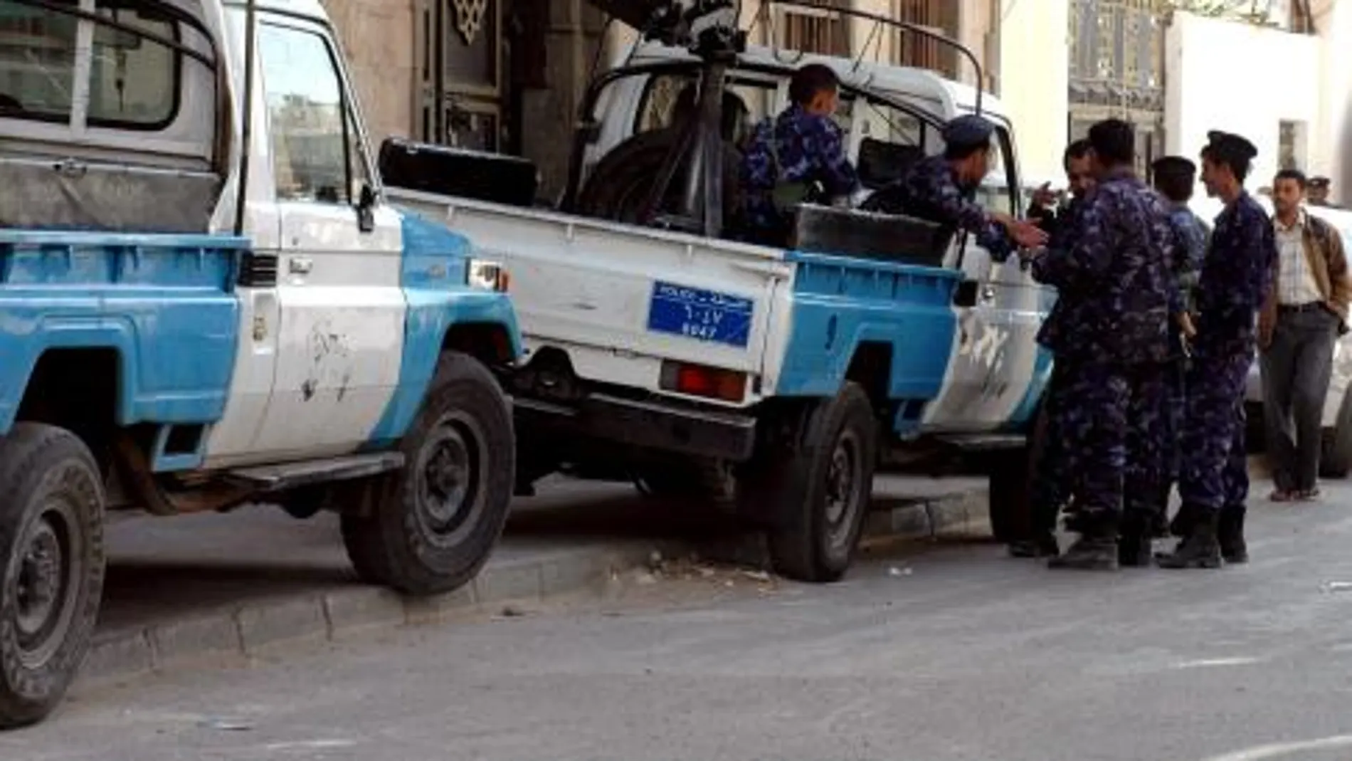 Una patrulla monta guardia en una calle de Saná