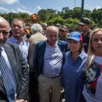 De izq. a dcha., el senador uruguayo Pablo Nieres, los senadores españoles Ander Gil y Dionisio Garcia, Mitzi Capriles, esposa del alcalde mayor de Caracas, Antonio Ledezma, y Lilian Tintori, esposa de Leopoldo Lopez, esperan en la entrada de la cárcel Ramo Verde.