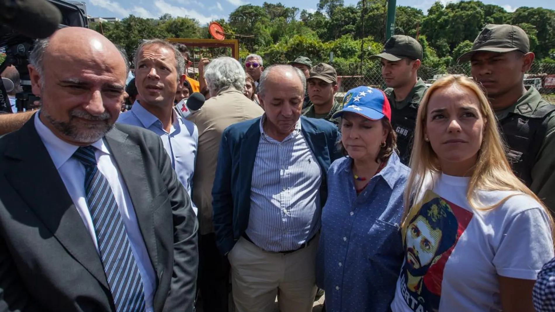 De izq. a dcha., el senador uruguayo Pablo Nieres, los senadores españoles Ander Gil y Dionisio Garcia, Mitzi Capriles, esposa del alcalde mayor de Caracas, Antonio Ledezma, y Lilian Tintori, esposa de Leopoldo Lopez, esperan en la entrada de la cárcel Ramo Verde.