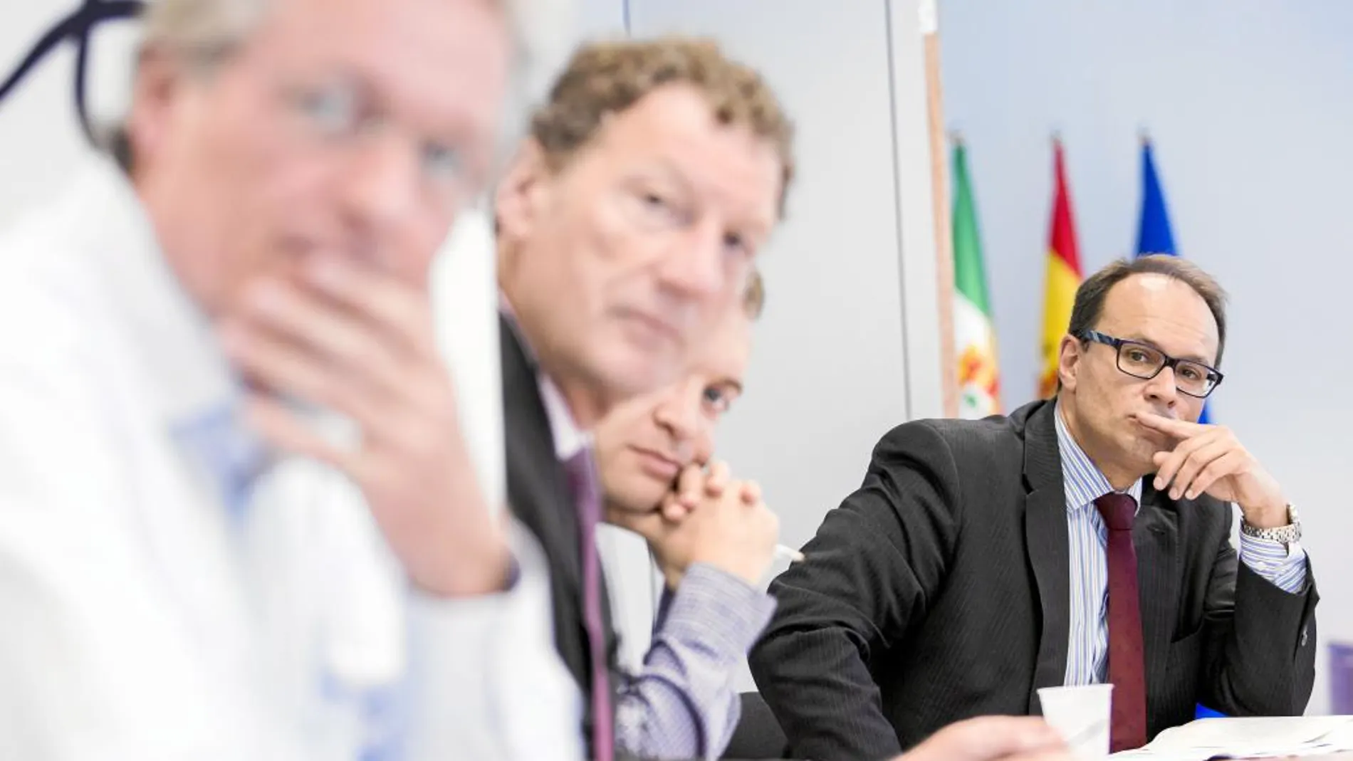 El gerente de Servicios Sociales, Carlos Raúl de Pablos, presenta el modelo en Bruselas