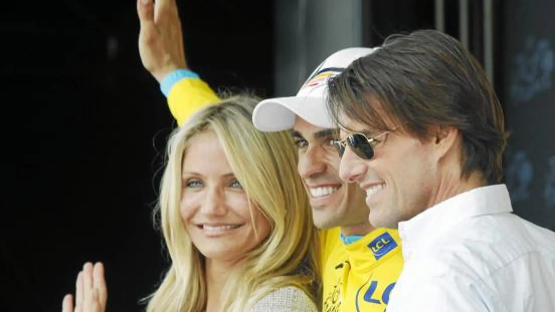 Alberto Contador, entre los actores Cameron Díaz y Tom Cruise, luce el maillot amarillo en el podio