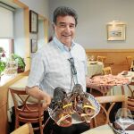 Camilo Paredes es el alma máter del restaurante madrileño Burela, donde el comensal tiene a su alcance la mejor materia prima / Gonzalo Pérez