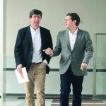Juan Marín y Alberto Rivera, en los pasillos del Parlamento andaluz