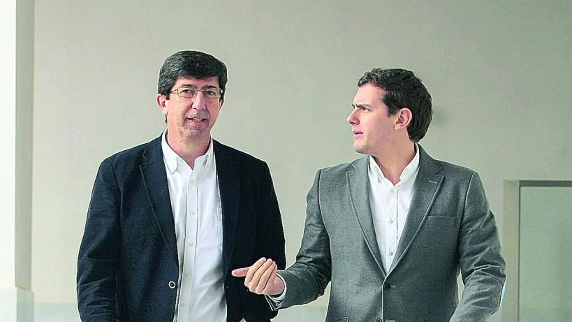 Juan Marín y Alberto Rivera, en los pasillos del Parlamento andaluz