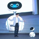 El presidente de ASUS, Jonney Shih, interactúa con Zenbo durante su presentación en sociedad