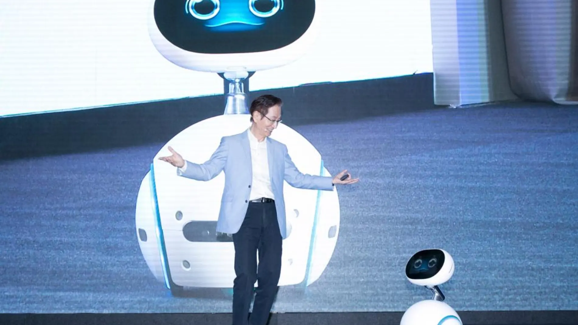 El presidente de ASUS, Jonney Shih, interactúa con Zenbo durante su presentación en sociedad