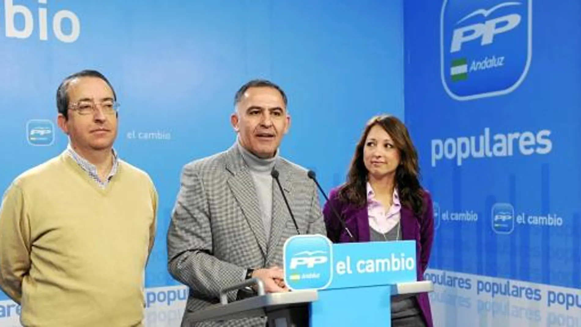 Rafael Salas, Santiago Pérez y Patricia Navarro, ayer, en la sede del PP-A