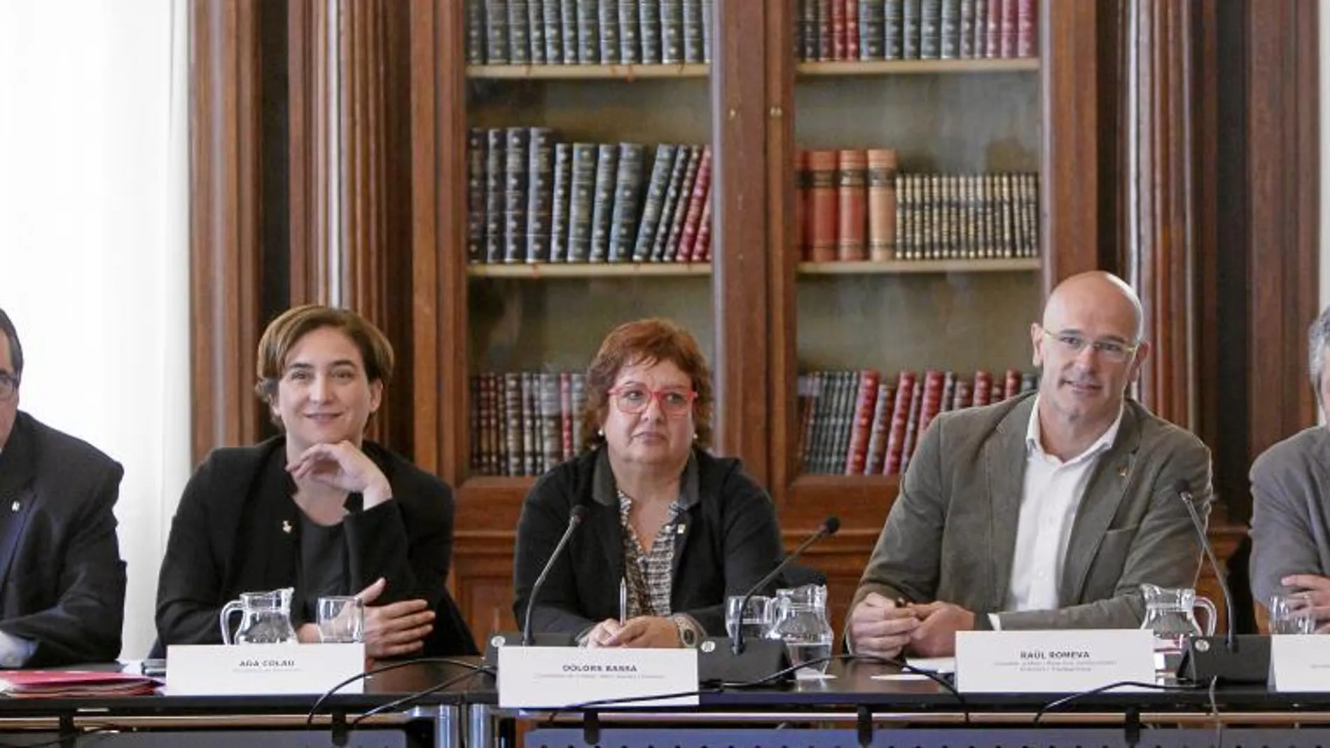 El conseller de Interior, Jordi Jané, la alcaldesa de Barcelona, Ada Colau, los consellers de Trabajo y Asuntos Exteriores y el secretario de Inmigración en la reunión del Palau de Pedralbes