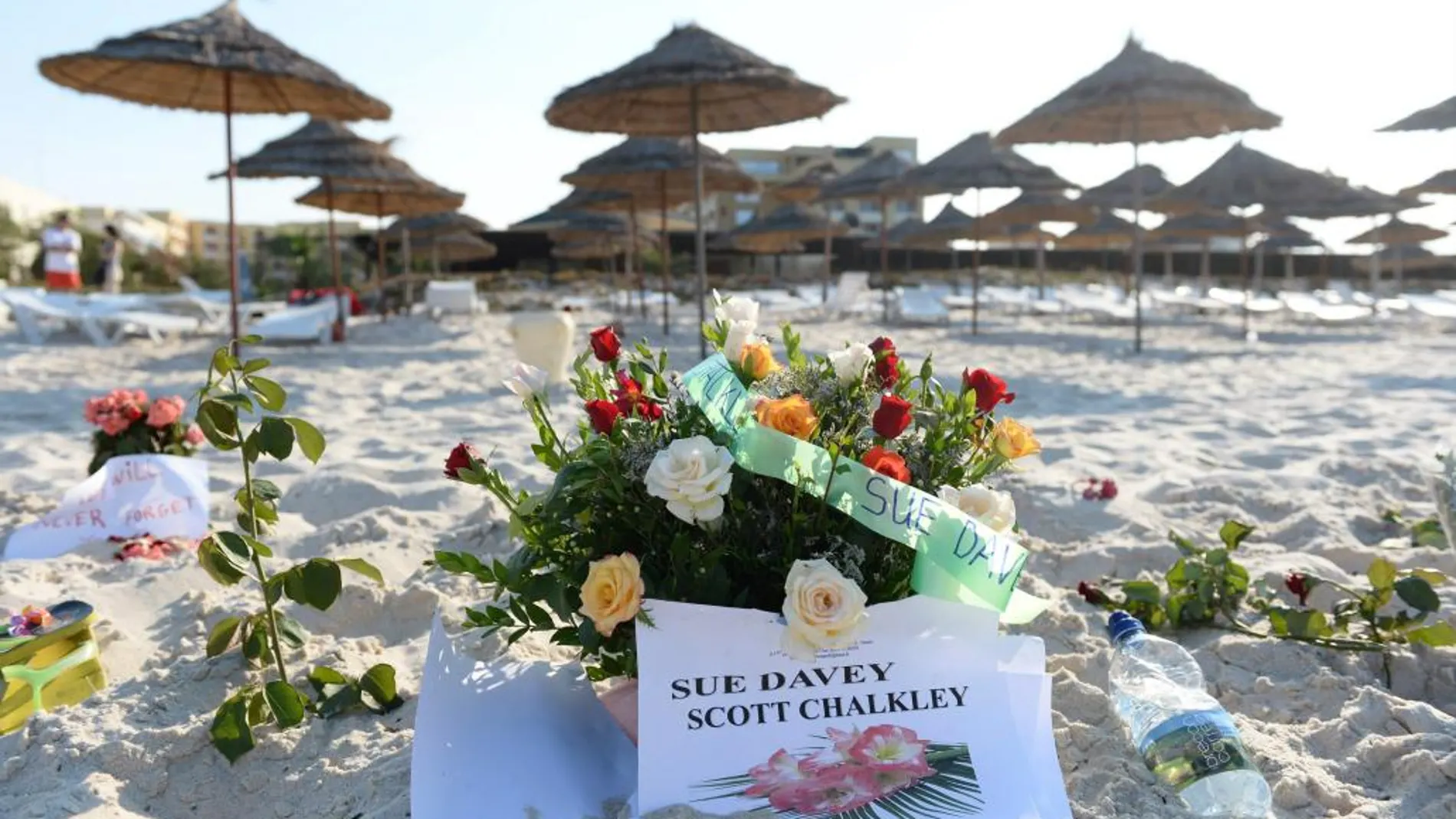 Flores en la playa donde se producjo el atentado