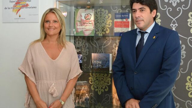 El alcalde de Alcorcón, David Pérez, y María del Mar Blanco, hermana del concejal aesinado