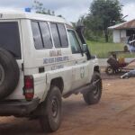 Trabajadores sanitarios rocían con un líquido desinfectante el vehículo que fue usado para transportar el infectado de ébola.
