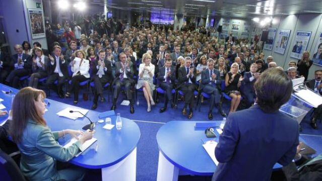 El público asistente escucha a José María Aznar durante su discurso en LA RAZÓN