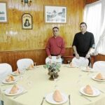 El jefe de sala Isaac Baena y el chef Emilio Dorante en el comedor del local