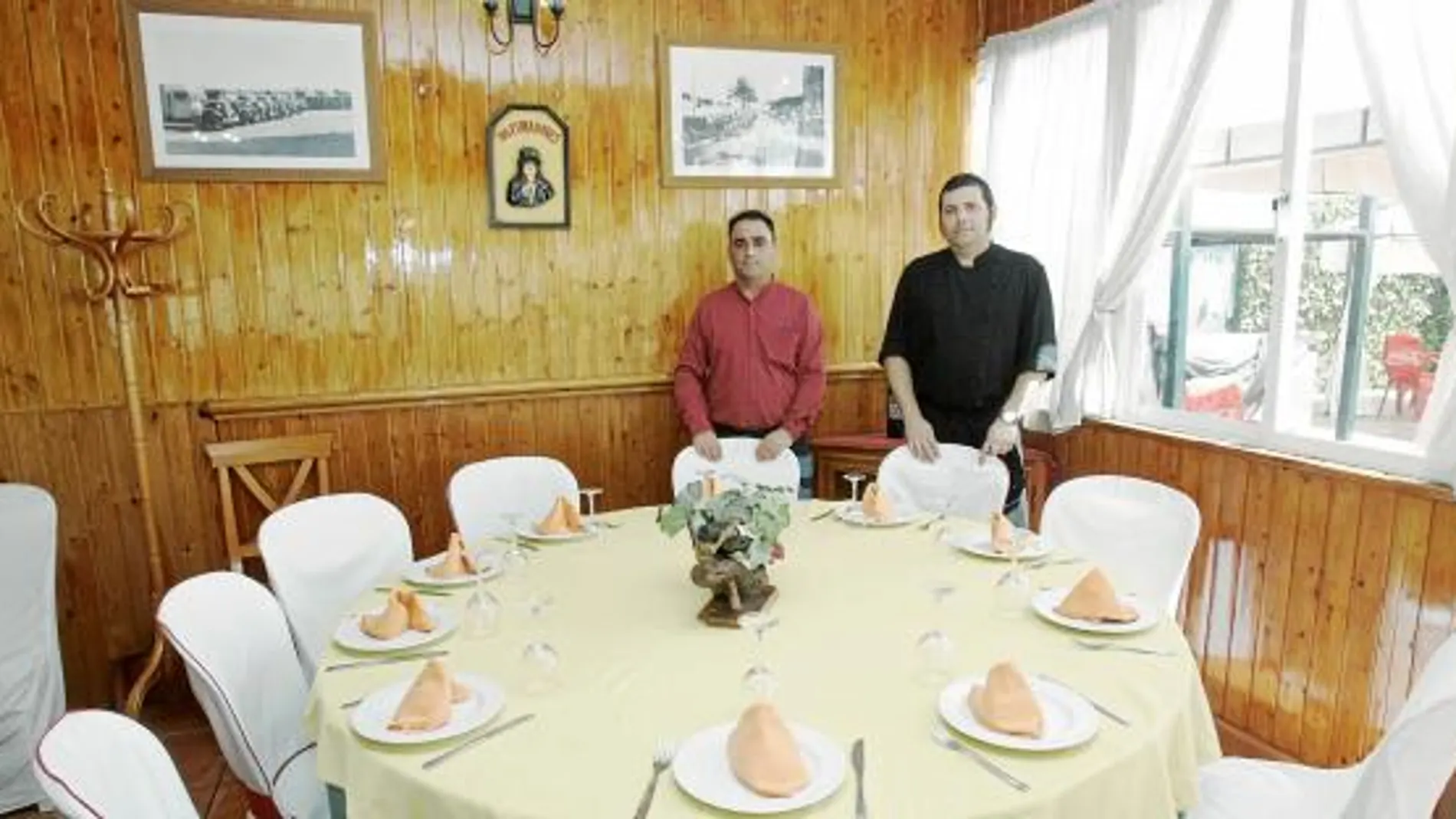 El jefe de sala Isaac Baena y el chef Emilio Dorante en el comedor del local