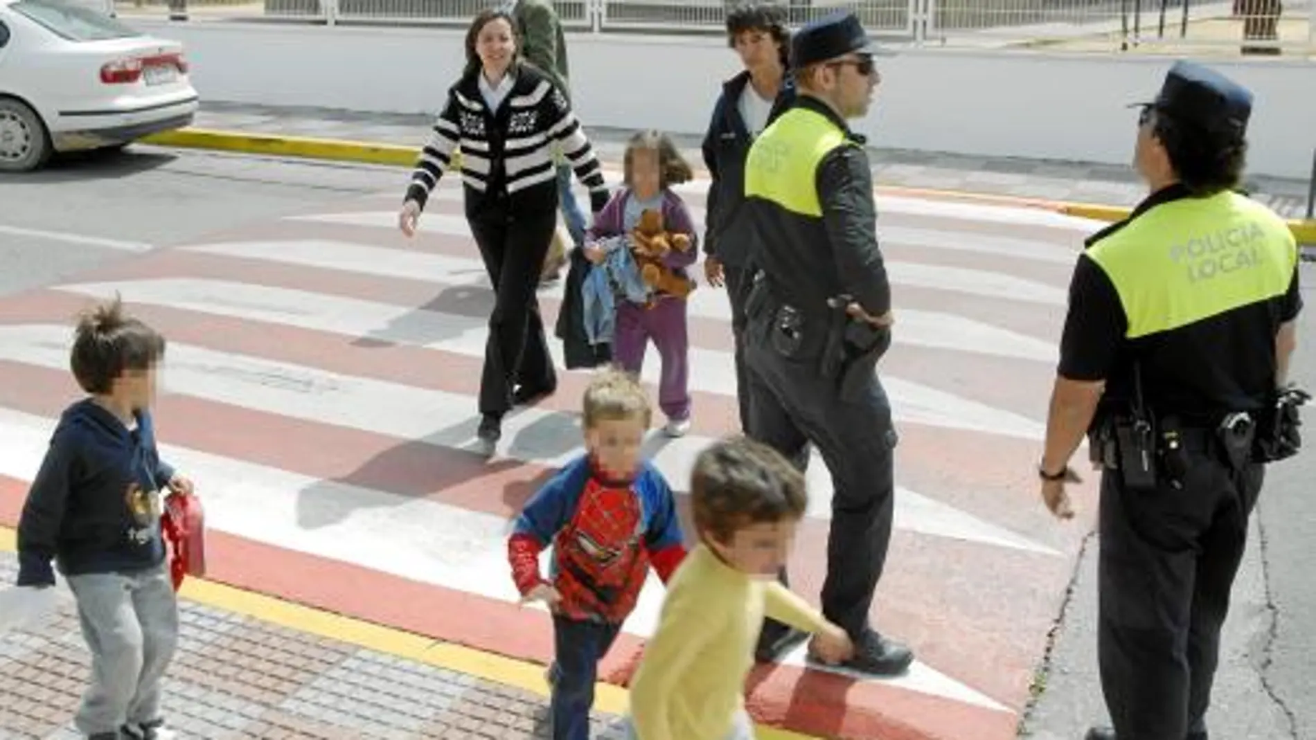 Vigilantes privados efectúan rondas nocturnas de seguridad en colegios