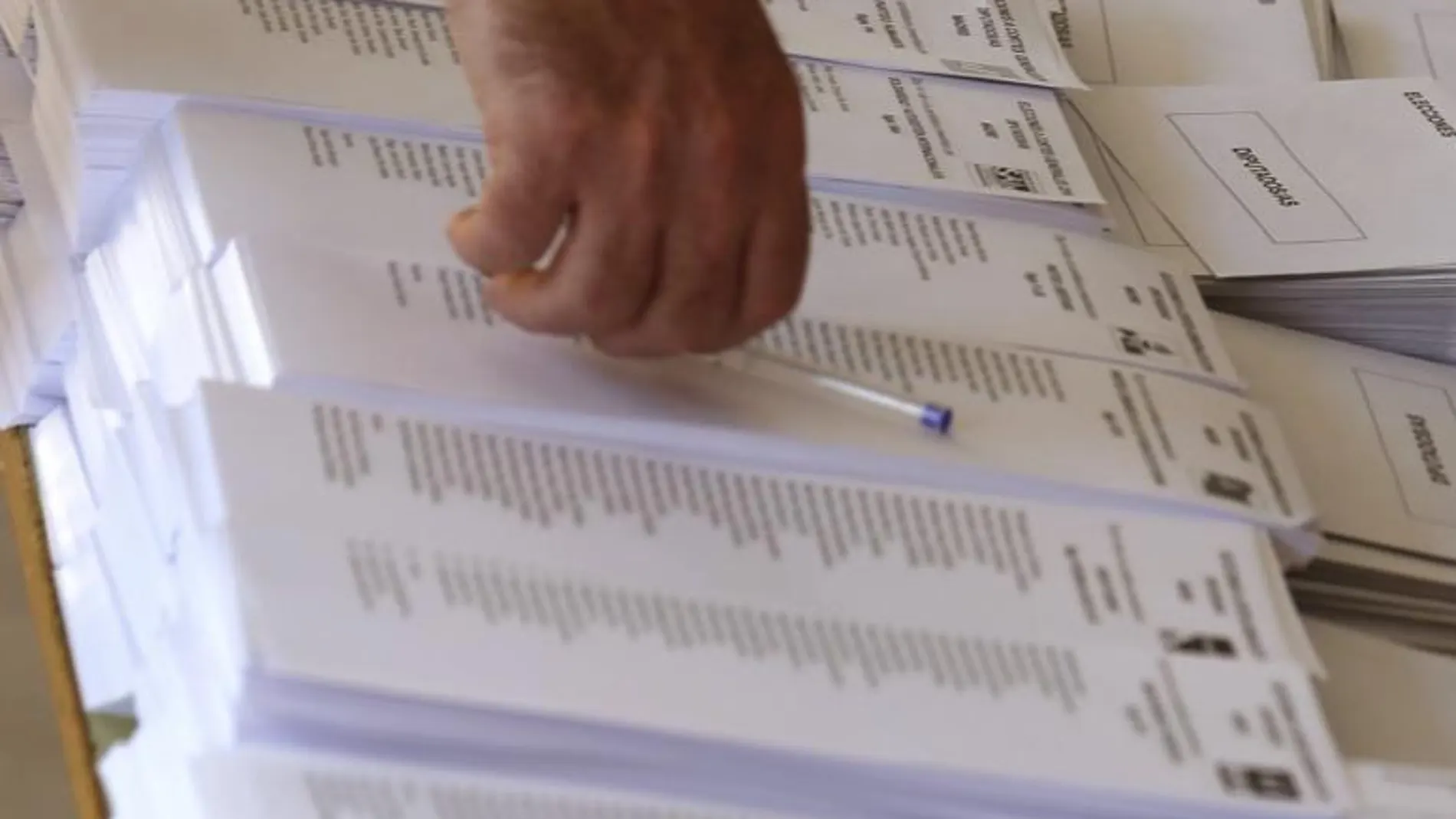 Papeletas de las diferentes opciones políticas en el colegio Bernadette de Aravaca, en Madrid