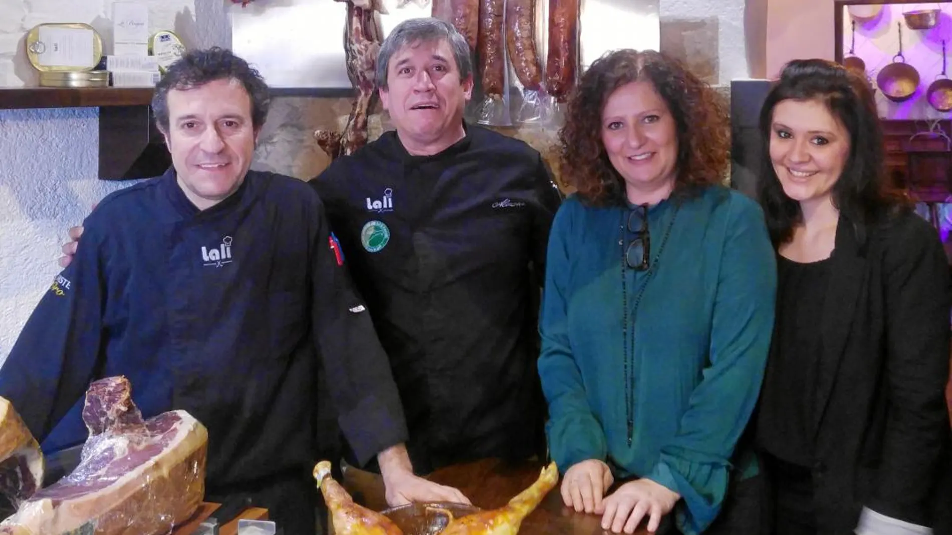 Juan José Mallo, chef y director del restaurante de Lali, junto a parte de su equipo