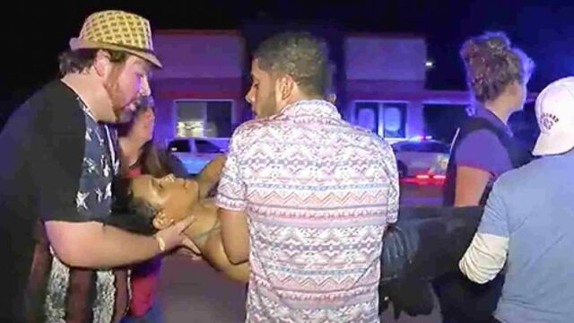Varias personas transportan a uno de los heridos en el atentado de Orlando.