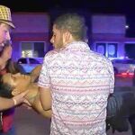 Varias personas transportan a uno de los heridos en el atentado de Orlando.