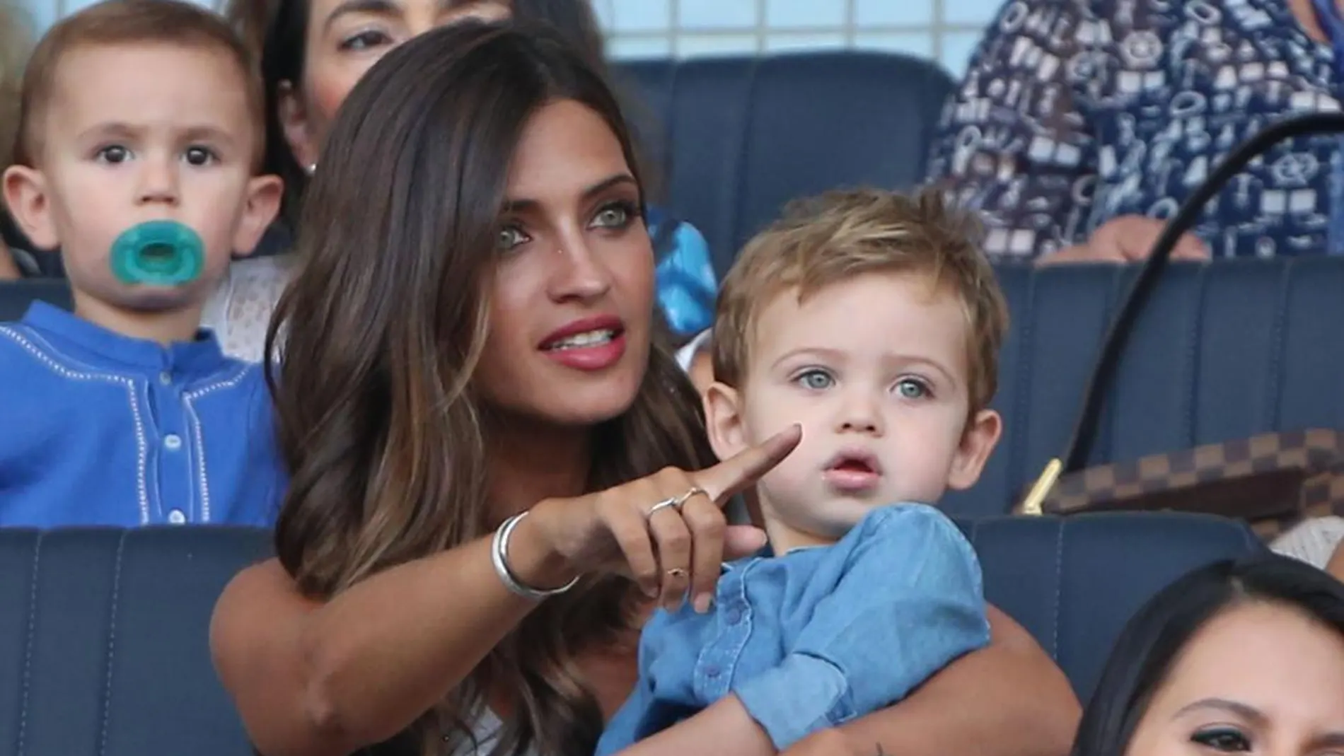 Sara Carbonero y su hijo Martin, en la presentación de Iker en Oporto